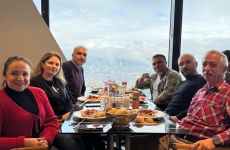 Y�l sonu yeme�imiz i�in �aml�ca Kule�de bulu�tuk